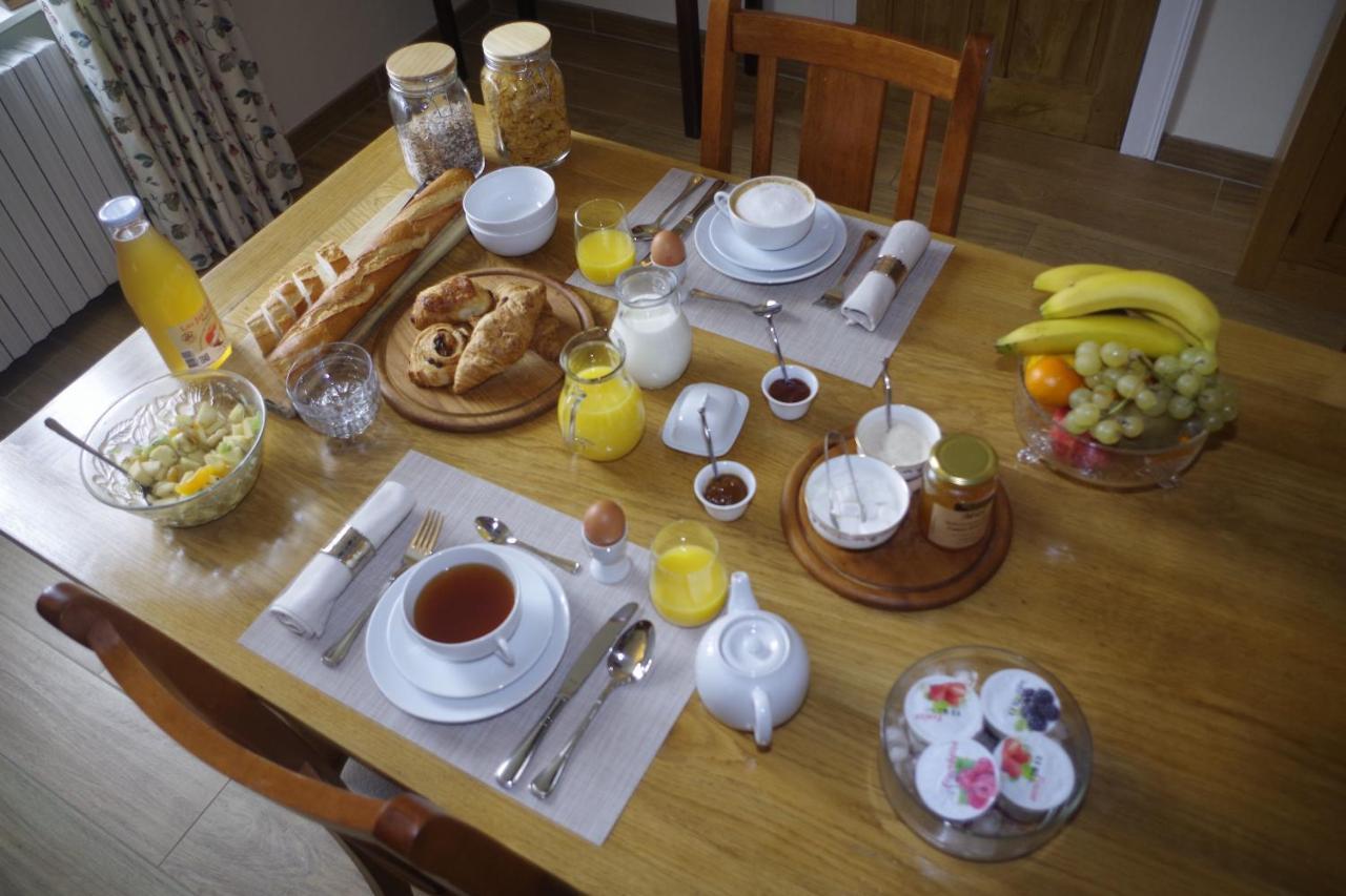 Salon-la-Tour Chambres & Table D'Hotes De La Vieille Ferme מראה חיצוני תמונה